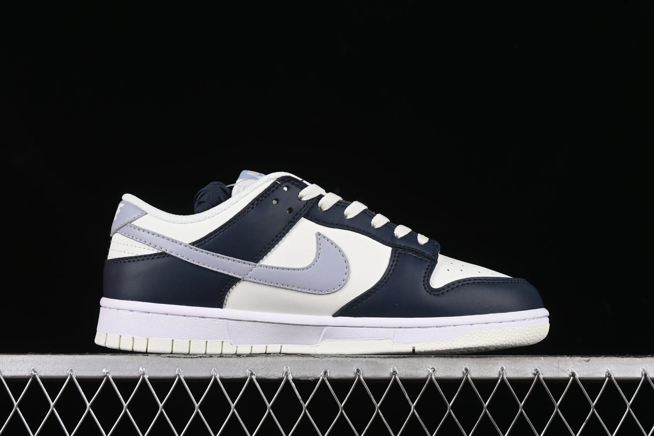 All Categories Nk SB Dunk Series Nk SB Dunk Low Low-top sneakers Nk SB Dunk Low Simple blue color Low-top casual sports skateboard shoes HV2390-100